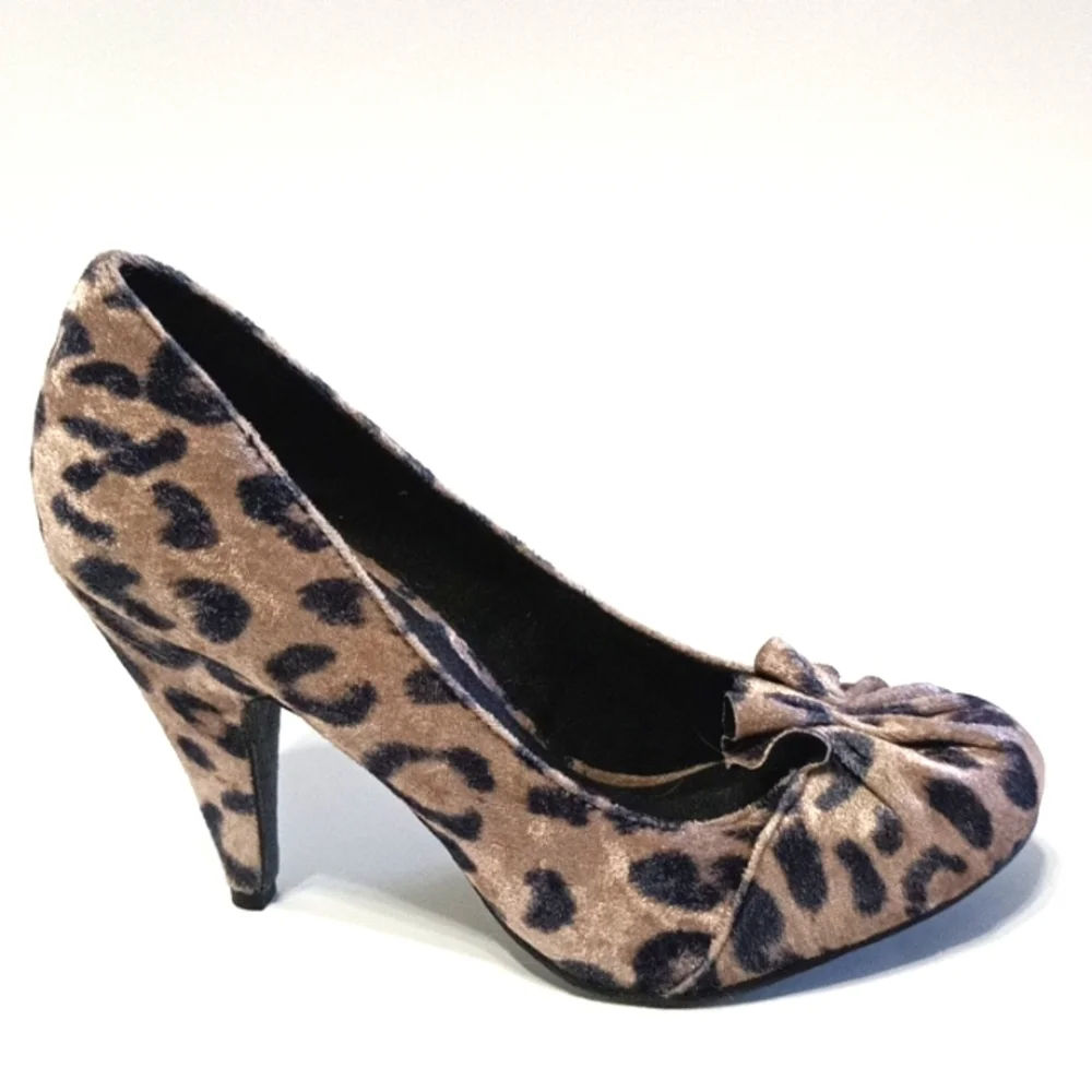 Velvet Leopard Print Pumps Tan Black Round Toe Ruffle